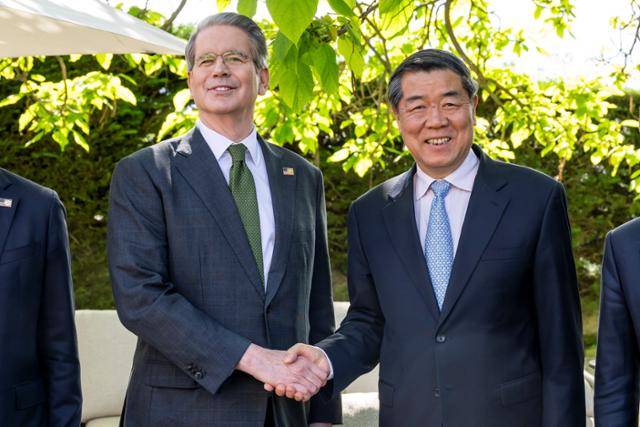 스콧 베선트(왼쪽) 미국 재무장관이 지난달 11일 스위스 제네바에서 열린 미중 고위급 무역 회담에서 허리펑 중국 부총리와 악수하고 있다. 제네바=로이터 연합뉴스