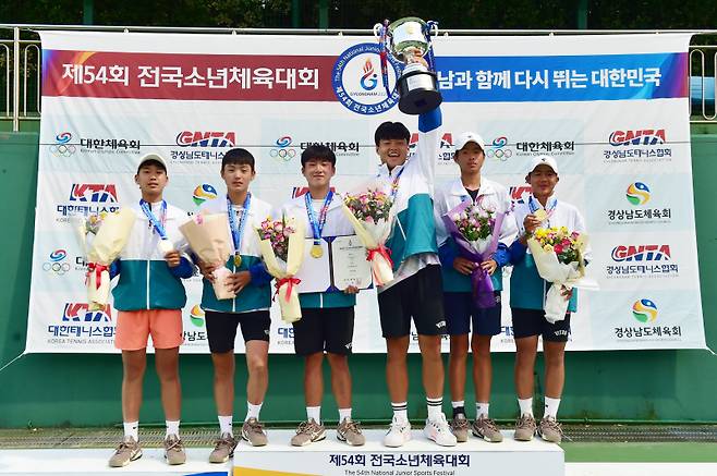 소년체전 15세 이하 단체전에서 우승 메달과 트로피를 받은 강원도팀 선수들의 모습. 사진=대한테니스협회