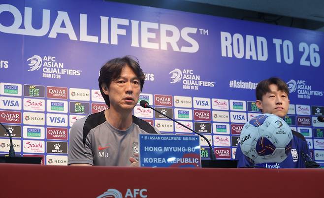 <yonhap photo-7042=""> 취재진 질문 답하는 홍명보 감독 (서울=연합뉴스) 류영석 기자 = 대한민국 축구 국가대표팀 홍명보 감독 쿠웨이트와의 2026 북중미 월드컵 아시아 3차 예선 최종전을 하루 앞둔 9일 서울월드컵경기장에서 기자회견을 하고 있다. 2025.6.9 ondol@yna.co.kr/2025-06-09 18:25:26/ <저작권자 ⓒ 1980-2025 ㈜연합뉴스. 무단 전재 재배포 금지, AI 학습 및 활용 금지></yonhap>