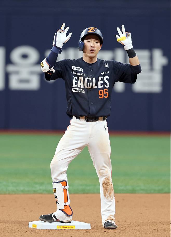 11일 오후 서울 고척스카이돔에서 열린 2025 프로야구 한화 와 키움 경기. 한화 황영묵이 9회 선두 타자로 나와 2루타를 날리고 기뻐하고 있다. 고척=정시종 기자 capa@edaily.co.kr /2025.05.11.