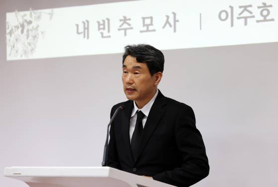 이주호 사회부총리 겸 교육부장관이 지난해 7월18일 오후 서울시교육청에서 열린 서이초 교사 순직 1주기 공동 추모식에서 추모사를 하고 있다.뉴스1