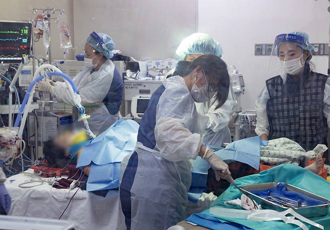 지난해 12월 경기도 수원시에 위치한 아주대학교병원 권역외상센터에서 의료진이 중증외상환자를 진료하고 있다.뉴스1