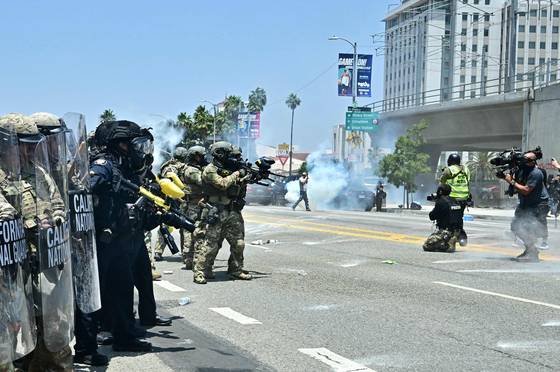 8일(현지시간) 오전 LA 남쪽 콤프턴 지역에서 시위대와 당국이 충돌하는 모습. AFP=연합뉴스