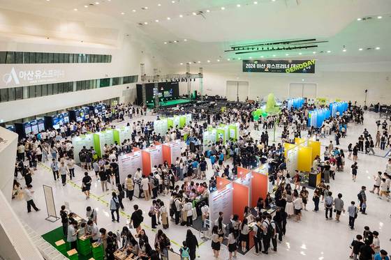 실제 스타트업 데모데이와 비슷한 환경에서 한 학기 기본 교육 기간 수행한 팀 프로젝트를 발표하며 스타트업 선배들과 교류한다.