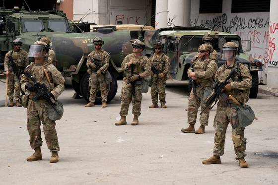 8일 미국 캘리포니아주 로스앤젤레스에서 발생한 이민 단속 반대 시위에 대응해 배치된 주방위군 병력. 로이터=연합뉴스