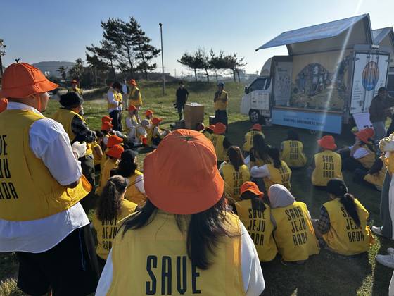 4일 오후 제주에서 진행된 ‘글로벌유스인제주’ 넷제로 제주 투어 프로그램 중 김녕바다 플로깅 봉사에 참가한 유학생들이 세이브제주바다 한주영 대표로부터 해양쓰레기 수거 교육을 받고 있다. 최충일 기자