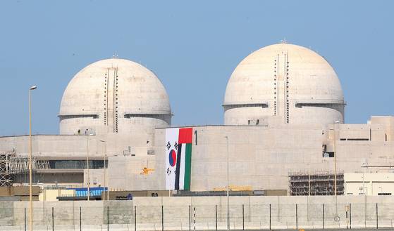 셰이크 무함마드 빈 라시드 알막툼 아랍에미리트(UAE) 총리, 부통령 겸 두바이 지도자는 2020년 8월 1일 아부다비 바라카 원자력 발전소 1호기를 가동하기 시작했다고 밝혔다. 사진은 2018년 3월 건설이 완료된 바라카 원전 1호기(오른쪽)와 2호기 모습. 연합뉴스
