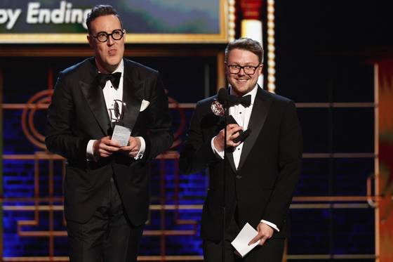 무대연출을 한 디자이너 데인 레프리(왼쪽)와 조지 리브. 데인 레프리는 지난달 마이클 아덴과 함께한 '타임아웃'과의 인터뷰에서 "영상은 로봇들의 내면"이라며 "기억을 재생하고 데이터를 공유하는 그들의 방식이다. 그들이 자연보다 서로에 집중하는 이유"라고 설명했다. 로이터=연합뉴스