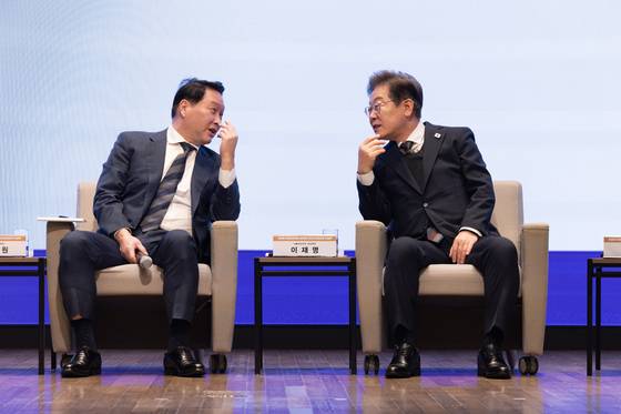 이재명 더불어민주당 대선후보가 지난 5월 서울 중구 대한상공회의소에서 열린 대선후보 초청 경제5단체장 간담회에서 최태원 대한상의 회장과 대화하고 있다. 국회사진기자단