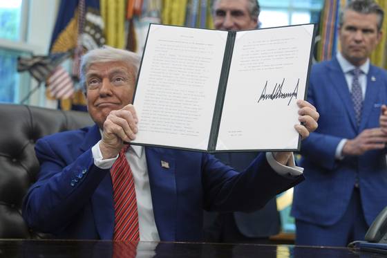 원전 확대에 관한 행정명령에 서명한 도널드 트럼프 미국 대통령. 로이터=연합뉴스