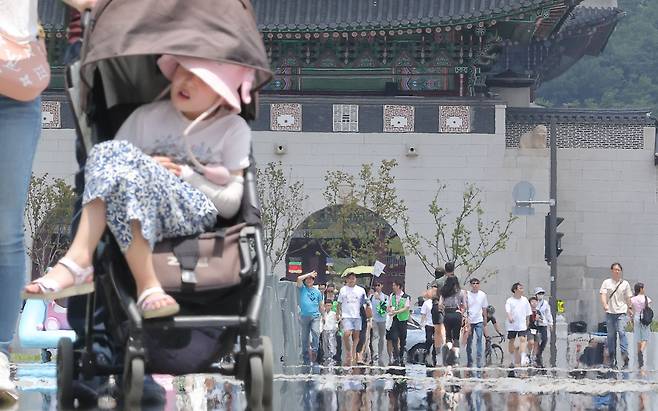 초여름 날씨를 보인 지난 8일 서울 광화문광장에 아지랑이가 피어오르고 있다. 연합뉴스