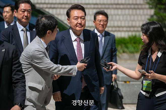 윤석열 전 대통령이 9일 오전 서울 서초구 서울중앙지법에서 열린 ‘내란 우두머리’ 혐의 사건 6차 공판에 출석하고 있다. 사진공동취재단