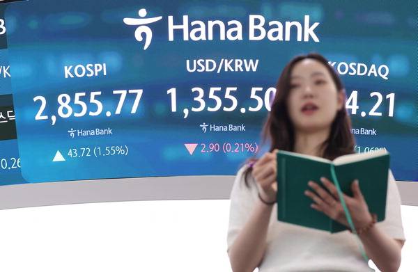 9일 서울 중구 하나은행 딜링룸에서 한 딜러가 자리로 향하고 있다. 이날 코스피 종가는 전 거래일 대비 43.72포인트(1.55%) 오른 2,855.77로 집계됐다. 지난 2일부터 4거래일 연속 상승이다. 연합뉴스