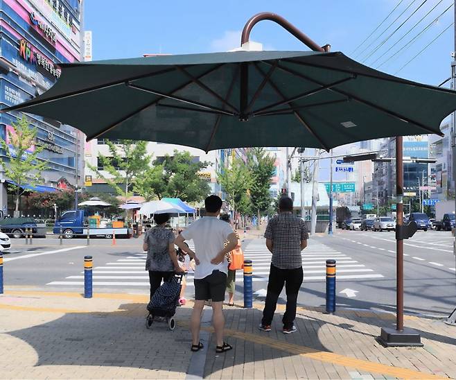 달성군이 행안부 공공빅데이터 분석 관련 공모의 3개 중점 과제에 모두 선정됐다. 사진은 다사읍 대실역 인근에 설치된 스마트 그늘막 모습. 달성군청 제공
