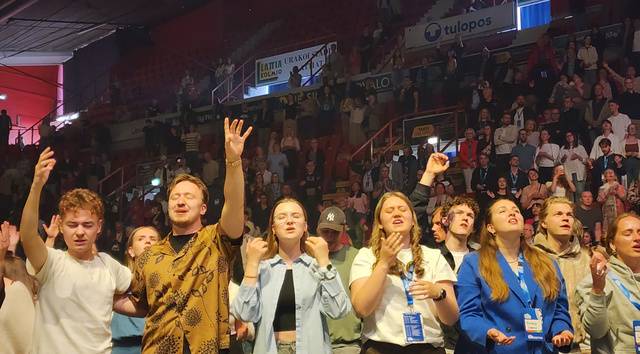 핀란드 헬싱키에서 열린 제27회 세계오순절대회 마지막 날인 6일(현지시간) 세계에서 온 참가자들이 손을 들고 기도하고 있다.