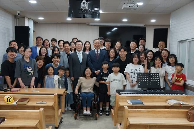 수영로교회와 장유새교회 교인들이 8일 경남 김해 장유새교회에서 함께 예배를 드리며 협력을 다졌다.