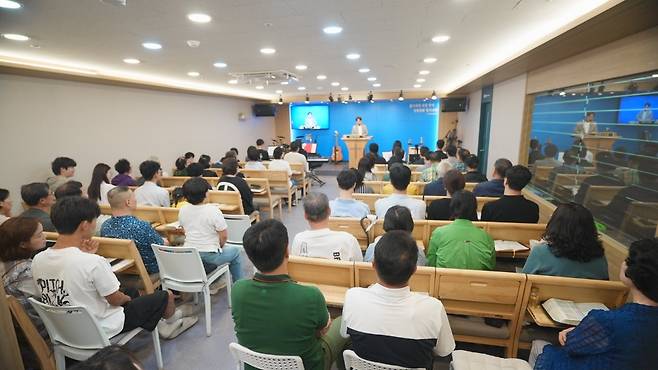 수영로교회와 좋은나무교회 교인들이 8일 부산 기장군 좋은나무교회에서 함께 예배드리고 있다. 수영로교회 제공