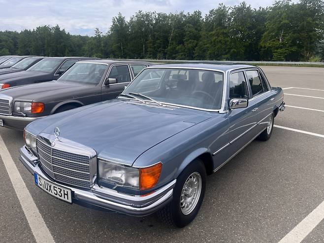 메르세데스-벤츠의 1세대 S-클래스의 모습/사진= 임찬영 기자