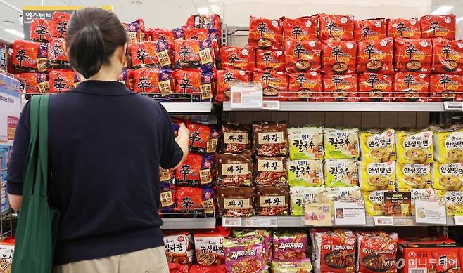 (서울=뉴스1) 민경석 기자 = 지난 5월 소비자물가 상승률이 5개월 만에 1%대로 내렸지만, 유독 먹거리 물가만은 높은 상승세를 이어가고 있다. 지난 2023년 일부 업체가 가격을 인하하기도 했던 라면은 지난달 전년 동월 대비 6.2% 상승해 1년 8개월 만에 가장 큰 폭으로 가격이 올랐다. 8일 서울의 한 대형마트에서 시민들이 라면을 고르고 있다. 2025.6.8/뉴스1 Copyright (C) 뉴스1. All rights reserved. 무단 전재 및 재배포, AI학습 이용 금지. /사진=(서울=뉴스1) 민경석 기자