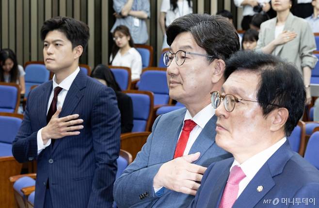 김용태 국민의힘 비상대책위원장(왼쪽)과 사퇴를 표명한 권성동 원내대표가 9일 오후 서울 여의도 국회에서 열린 의원총회에서 국민의례를 하고 있다. 2025.6.9/사진=뉴스1 /사진=(서울=뉴스1) 이재명 기자