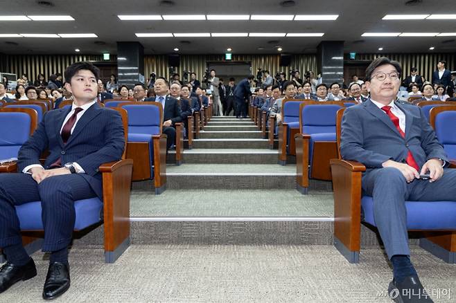 김용태 국민의힘 비상대책위원장(왼쪽)과 사퇴를 표명한 권성동 원내대표가 9일 오후 서울 여의도 국회에서 열린 의원총회에 참석해 있다. 2025.6.9/사진=뉴스1 /사진=(서울=뉴스1) 이재명 기자