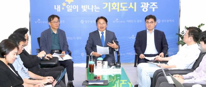 강기정 광주광역시장이 시청 5층 기자실에서 출입기자들과 차담회를 갖고 시정 주요현안 등에 대해 설명하고 있다./사진=광주시