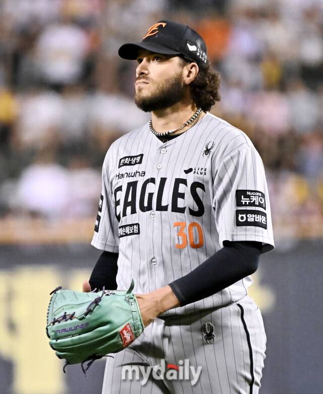 28일 오후 서울 잠실야구장에서 진행된 '2025 프로야구 KBO리그' LG트윈스와 한화이글스의 경기. 한화 폰세가 7회말 2실점으로 동점을 허용한 뒤 아쉬워 하고 있다./마이데일리