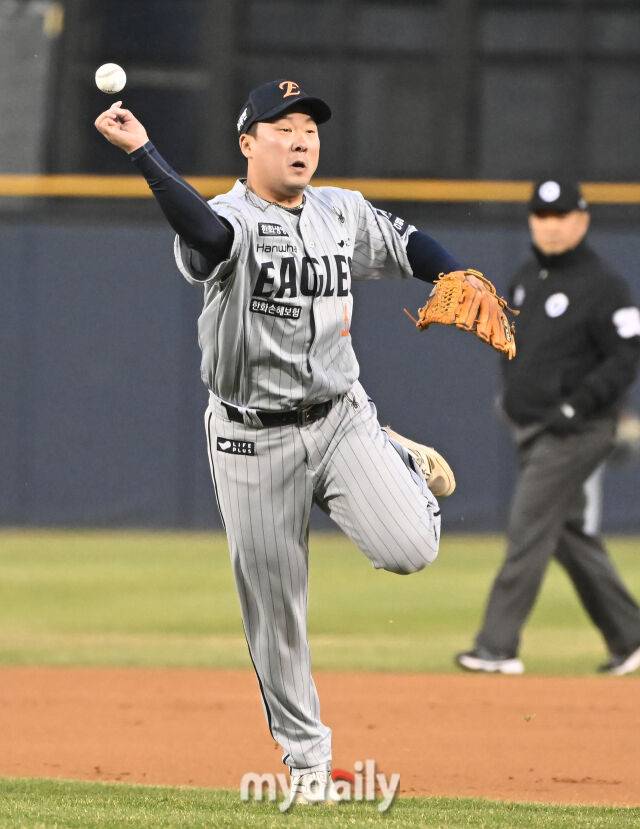 27일 오후 서울 잠실야구장에서 진행된 '2025 프로야구 KBO리그' LG 트윈스와 한화 이글스의 경기. 한화 안치홍이 1회말 홍창기의 타구를 놓치고 있다./마이데일리