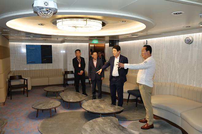 이강덕 포항시장은 관광객 안전과 크루즈 운항에 선사와 선원들의 각별한 노력을 당부했다. 포항시 제공
