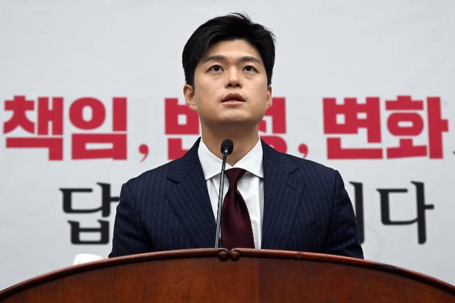 국민의힘 김용태 비상대책위원장이 9일 서울 여의도 국회에서 열린 당 의원총회에서 발언을 하고 있다. 윤창원 기자