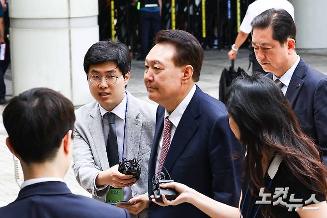 윤석열 전 대통령이 9일 서울중앙지방법원에서 열린 내란 우두머리 협의 · 직권남용 권리행사 방해 혐의 사건 6차 공판에 출석하고 있다. 사진공동취재단