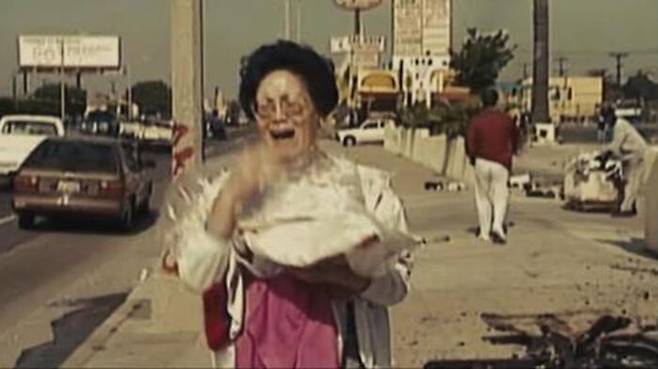 LA 폭동 당시 약탈을 당한 한인상점 주인이 오열하는 장면