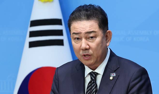 김병기 더불어민주당 의원이 5일 서울 여의도 국회 소통관에서 제22대 국회 제2기 민주당 원내대표 출마를 선언하고 있다. 뉴스1