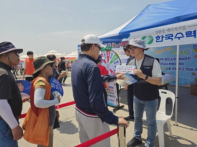 감포 가자미축제 월성본부 계속운전 홍보부스 모습.