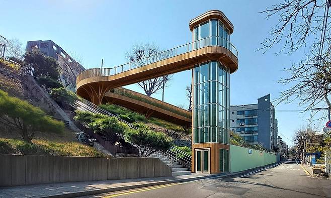 서울시 관악구 봉천동 비안어린이공원 인근 고지대에 설치될 수직 엘리베이터 시안. 서울시 제공