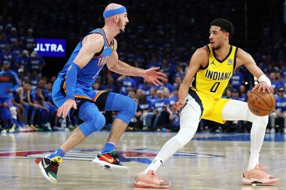 앨릭스 카루소(오클라호마시티 선더)가 9일(한국시간) 미국 오클라호마주 오클라호마시티의 페이컴 센터에서 열린 2024~25 NBA 챔피언결정전(7전4승제) 2차전 인디애나 페이서스와의 홈 경기에서 타이리스 할리버튼을 막고 있다. AFP 연합뉴스