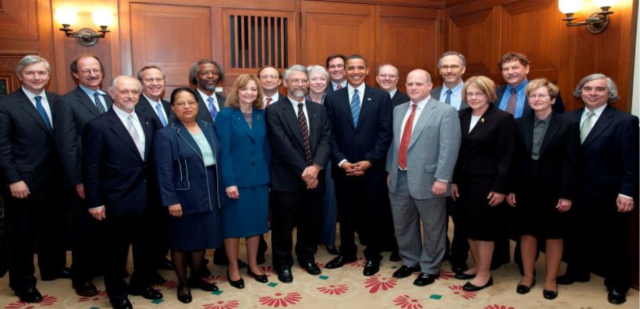 오바마(가운데) 전 미국 대통령이 2015년 3월 백악관 루스벨트룸에서 과학기술자문위원회(PCAST) 위원들과 함께 기념 촬영을 하고 있다. 사진출처=미국 백악관