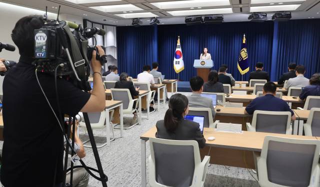 강유정 대통령실 대변인이 8일 서울 용산 대통령실에서 기자회견실 정비 관련 설명을 하고 있다. / 연합뉴스