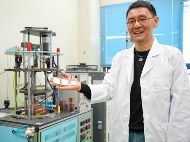 박수동 KERI 박사가 '열전발전 기준 소자 3종'을 들고 포즈를 취하고 있다. 사진 제공=한국전기연구원