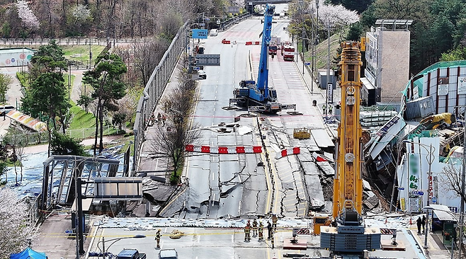 지난 4월13일 붕괴 사고가 발생한 경기도 광명시 신안산선 지하터널 공사 현장에서 구조대원들이 대기하고 있다. ⓒ연합뉴스