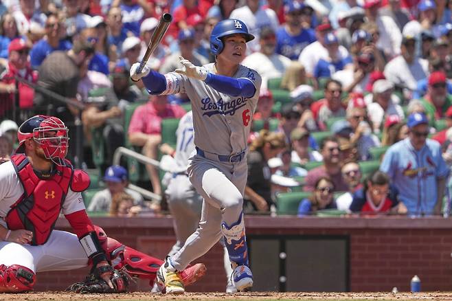 LA 다저스 김혜성(오른쪽)이 9일(한국시간) 세인트루이스 카디널스와 원정경기에서 MLB 데뷔 첫 3루타와 호수비로 팀의 7-3 승리에 기여했다. 김혜성이 2회말 마이크 맥그리비를 상대로 3루타를 쳐낸 뒤 타구를 응시하고 있다. 세인트루이스(미 미주리주)|AP뉴시스