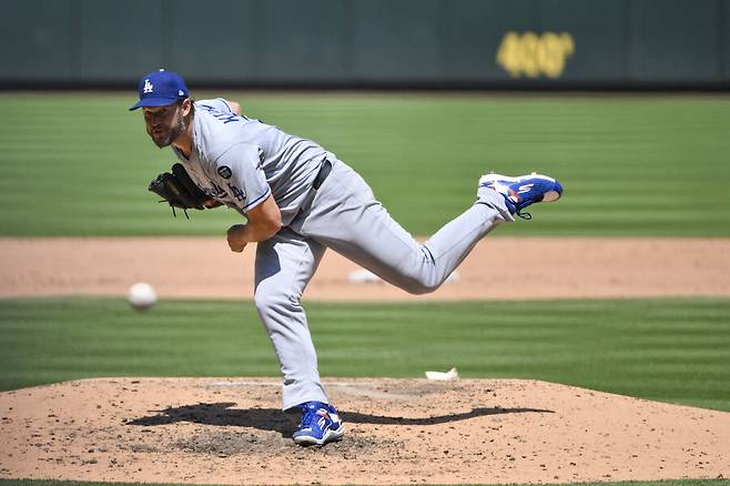 ▲ 9일(한국시간) 세인트루이스와 경기에서 시즌 첫 승리를 올린 클레이튼 커쇼. ⓒ연합뉴스/AP