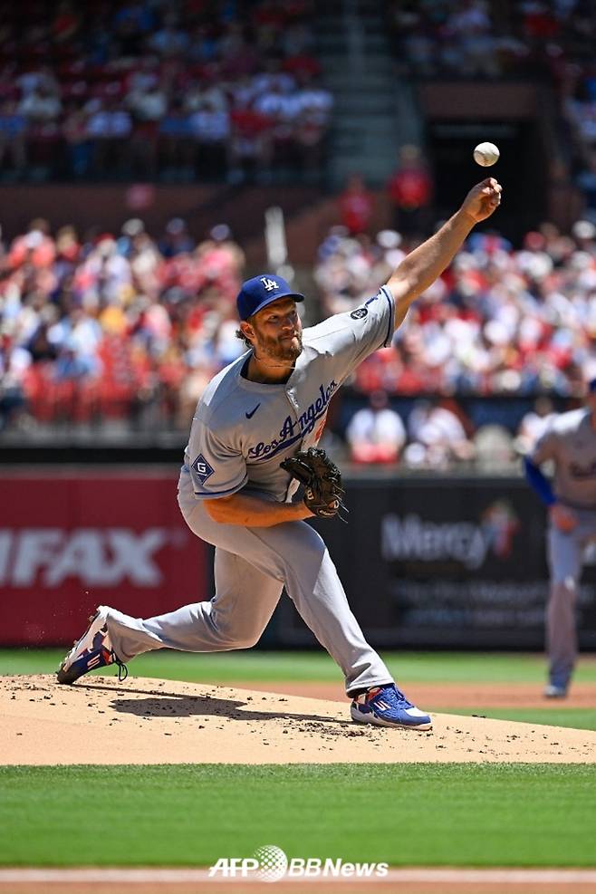 9일(한국 시각) LA 다저스와 세인트루이스 카디널스의 경기에서 다저스 선발 클레이튼 커쇼가 역투하고 있다. /AFPBBNews=뉴스1