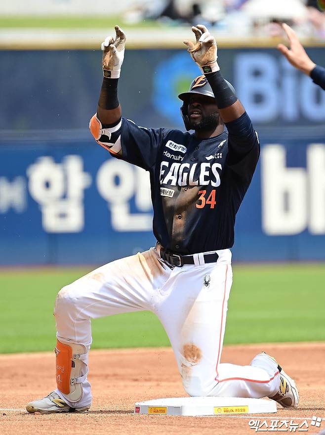 31일 오후 경상남도 창원NC파크에서 열린 '2025 신한 SOL Bank KBO리그' 한화 이글스와 NC 다이노스의 경기, 1회초 한화 선두타자 플로리얼이 3루타를 때려낸 뒤 세리머니를 하고 있다. 엑스포츠뉴스 DB