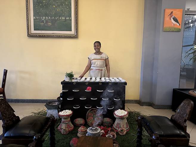 에티오피아 전통 커피 세리머니 '분나 마프라트' (아와사<에티오피아>=연합뉴스) 김성진 기자 = 지난 5월 27일(현지시간) 에티오피아 남부 휴양지 아와사의 한 리조트 뷔페식당에 차려진 전통 커피 세리머니 '분나 마프라트'와 전통 의상을 입은 종업원. 2025.6.9 sungjin@yna.co.kr