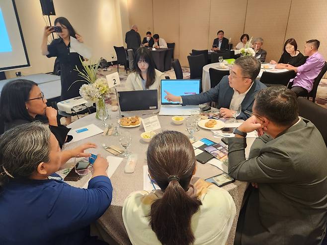 코이카, 국내 기업 필리핀 진출 지원 지난 4일 필리핀 마닐라 크라운 플라자 호텔에서 열린 코이카 연수생 동창회 네트워킹 행사에서 국내 기업 관계자들이 현지 기업인들과 면담하고 있다.