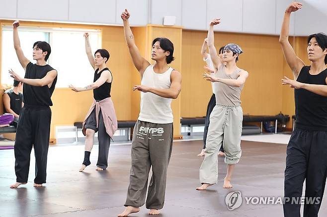 시대를 관통하는 한국춤 (서울=연합뉴스) 진연수 기자 = 9일 오후 서울 중구 국립극장에서 열린 국립무용단 '파이브 바이브' 연습실 공개 및 라운드 인터뷰에서 무용수들이 주요 장면을 시연하고 있다. 2025.6.9 jin90@yna.co.kr