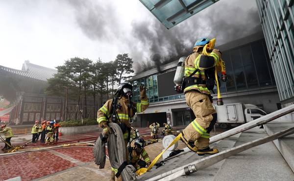 10일 서울 종로구 조계사 사찰 옆 한국불교역사문화기념관 국제회의장에서 화재가 발생해 소방관들이 진화작업을 하고 있다. 2025.6.10 /연합뉴스