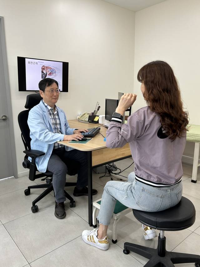 서울재활의학과의원 윤기성 원장은 “주사 치료를 통해 염증이 줄어들었다고 굳은 관절낭이 바로 풀리는 것은 아니기 때문에 도수치료나 운동치료를 병행해 관절 운동 각도를 개선해야 통증이 재발하지 않는다”고 밝혔다. 서울재활의학과의원 제공