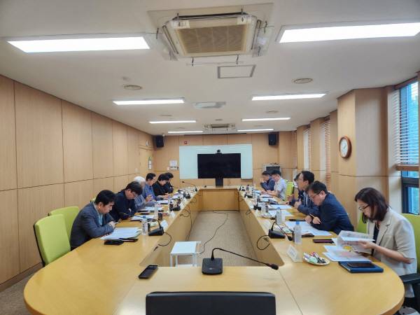 지역의 임금체불이 급증하자 구미지역 노사정 관계자들이 '임금체불 예방협의회'를 열고 있다.